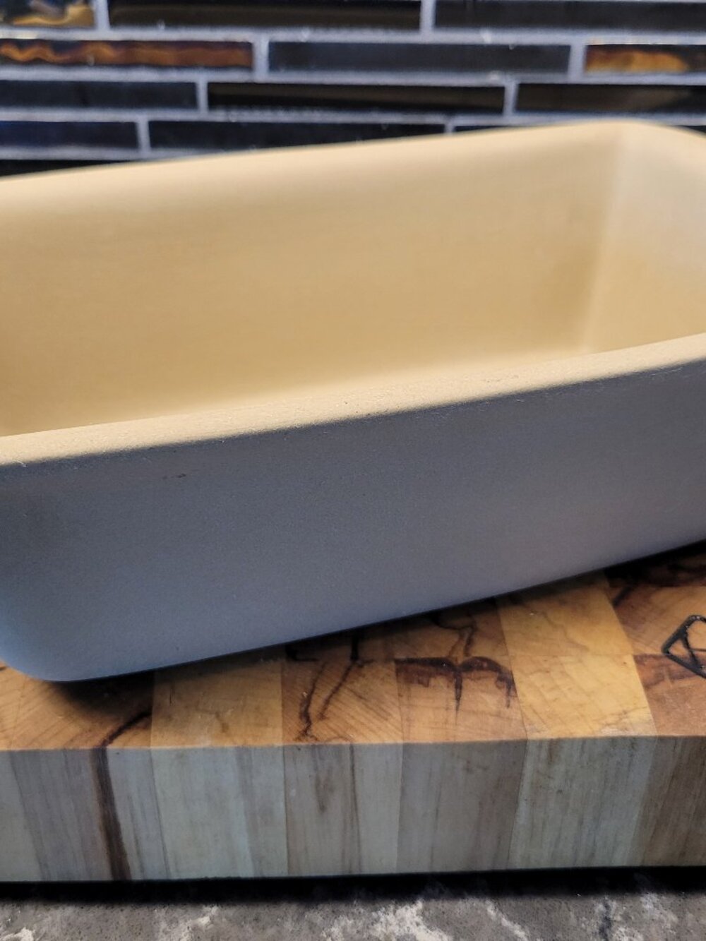 THE PAMPERED CHEF FAMILY HERITAGE STONEWARE 10"X 5.5" BREAD LOAF BAKING PAN 020